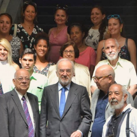 El director de la RAE, Santiago Muñoz Machado, junto a los miembros de la Academia Cubana de la Lengua (foto: Academia Cubana de la Lengua)